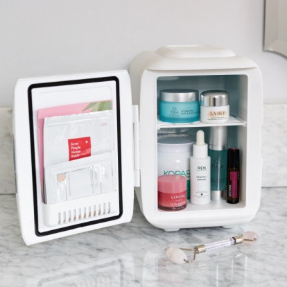 Beauty Fridge: Ποια προϊόντα περιποίησης αξίζει πραγματικά να μπαίνουν στο ψυγείο το καλοκαίρι;