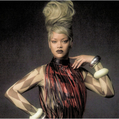 Η Rihanna φωτογραφίζεται από τον Szilveszter Makó και πρωταγωνιστεί σε ένα από τα πιο καλλιτεχνικά editorials της χρονιάς
