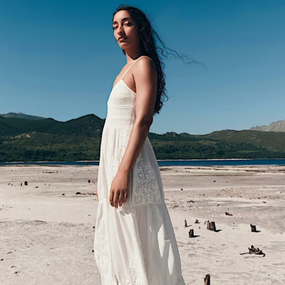 Τα flare dresses που κολακεύουν τη σιλουέτα σας και δεν θα μπορείτε να αποχωριστείτε