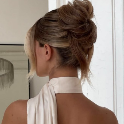 Πώς να πετύχετε ένα messy bun που δείχνει ακόμα καλύτερο από ένα sleek back;