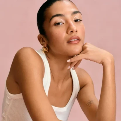 Η 10λεπτη beauty routine της Olivia Dean για φυσική λάμψη και υγιή μαλλιά