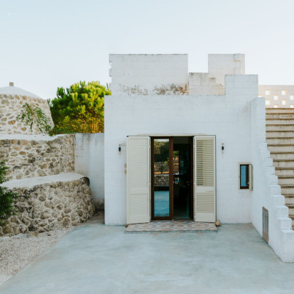 Summer Interiors: 5 φανταστικές καλοκαιρινές κατοικίες που μας εμπνέουν με τη μοντέρνα διακόσμηση και την αιθέρια αύρα τους
