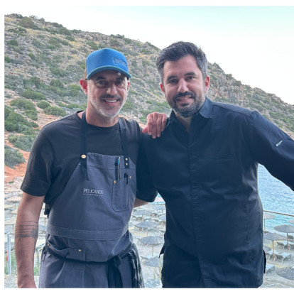 Στο τραπέζι των σεφ: Απολαύσαμε την πιο ώριμη εκδοχή της ελληνικής γεύσης, με το Αιγαίο να απλώνεται στον ορίζοντα