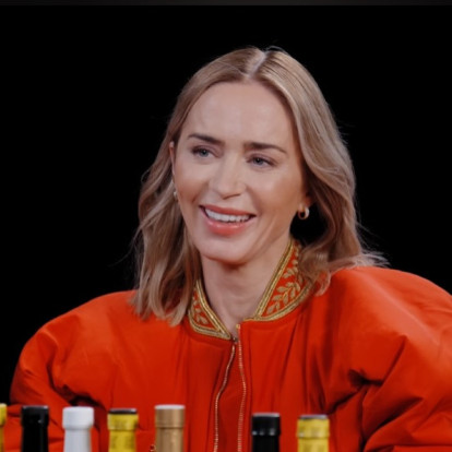Η Emily Blunt στο Hot Ones μιλά για τη νέα της κινηματογραφική εποχή δοκιμάζοντας spicy wings