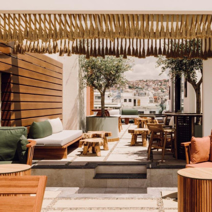 Tο rooftop στην καρδιά της Θεσσαλονίκης που δίνει τη δική του εκλεπτυσμένη ταυτότητα στα καλοκαιρινά βράδια