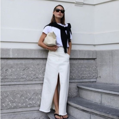 Denim maxi skirt: Οι πιο chic τρόποι να τη φορέσετε το καλοκαίρι
