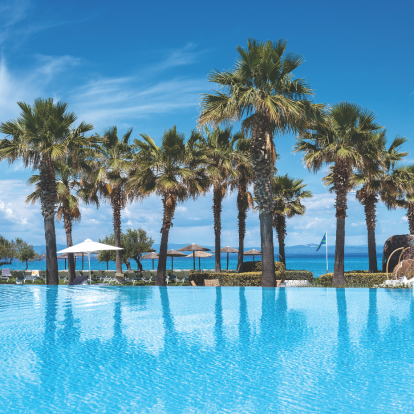 Στη «χρυσή» παραλία της Χανιώτης, ένα adults-only ξενοδοχείο συνδυάζει χαλαρούς ρυθμούς με κοσμοπολίτικη ενέργεια