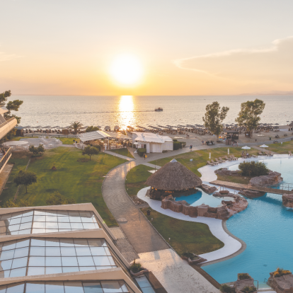 Το εμβληματικό resort στη Σιθωνία της Χαλκιδικής που εξακολουθεί να αποτελεί έναν ξεχωριστό προορισμό διακοπών