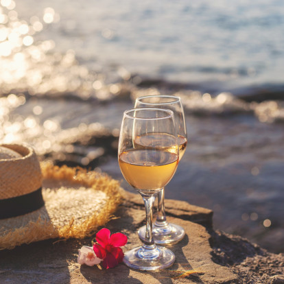 Summer Wine: Τα λευκά και τα ροζέ κραζιά που θα συνοδέψουν ιδανικά τις καλοκαιρινές μας στιγμές