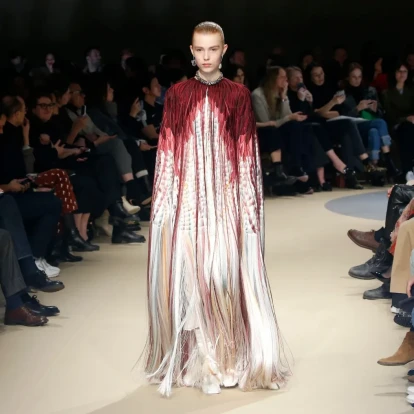 Breaking News: Ο Alexander McQueen επιστρέφει στην Εβδομάδα Μόδας του Λονδίνου