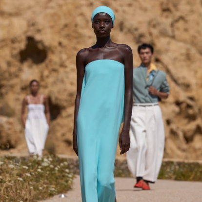Ο Jacquemus κατέκτησε την Κορσική με τη νέα του SS27 συλλογή