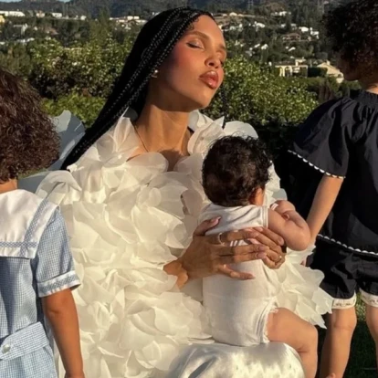 Nara Smith: Η διάσημη influencer αποκάλυψε ότι η 2χρονη κόρη της διαγνώστηκε με καρκίνο!