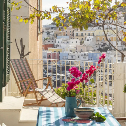 Ένα σπίτι βιομηχανικού στιλ στην Πόντσα της Ιταλίας με πανοραμική βεράντα και θέα στο Τυρρηνικό Πέλαγος