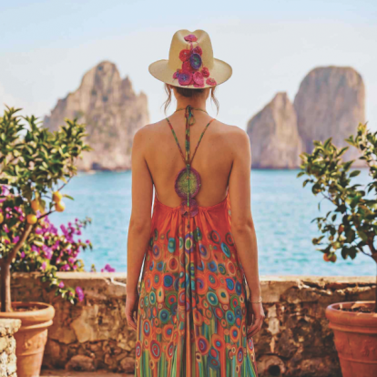 Το luxury resortwear και accessories brand που μετατρέπει την τέχνη, το χρώμα και τη χειροποίητη δημιουργικότητα σε ένα σύγχρονο καλοκαιρινό όραμα