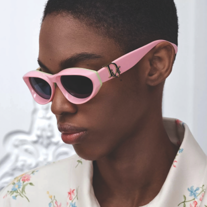 Το eyewear destination που αποδεικνύει πως τα γυαλιά ηλίου είναι το απόλυτο fashion investment της σεζόν