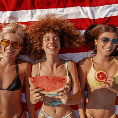 Bloat-free & εξαιρετικά νόστιμα: τα 7 snacks που αξίζει να έχετε μαζί σας στην παραλία