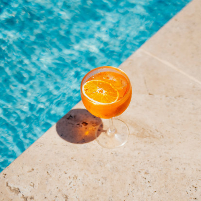 Τα 5 εύκολα και γρήγορα summer cocktails που θα απογειώσουν τις στιγμές σας σε σπίτι και παραλία