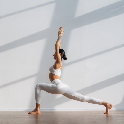 Oι must στάσεις yoga που χαρίζουν άμεσα δυνατό και σμιλεμένο στήθος