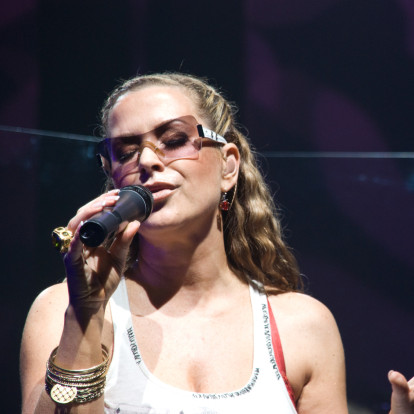 Η Anastacia ερμηνεύει τα “I’m Outta Love” και “Left Outside Alone” όπως δεν τα έχουμε ακούσει ξανά