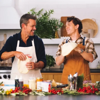 O Matt Damon και o Tom Holland φτιάχνουν πίτσα στη Νέα Υόρκη λίγο πριν από την πρεμιέρα του “The Odyssey”