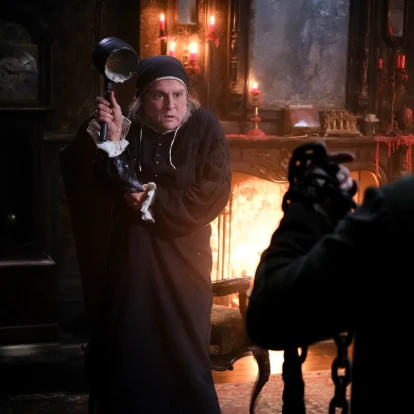 Ο Johnny Depp επιστρέφει στη μεγάλη οθόνη με τον πιο κλασικό και χριστουγεννιάτικο τρόπο