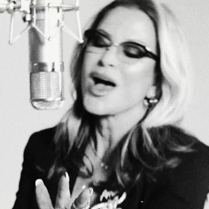 H Anastacia κυκλοφορεί το νέο video clip του αξεπέραστου Left Outside Alone στη συμφωνική εκδοχή του