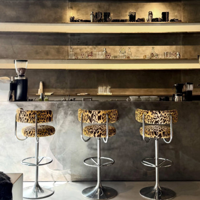 New Fashion Hotspot: Ο οίκος Saint Laurent ανοίγει το πρώτο του café στη νέα boutique της Avenue Montaigne στο Παρίσι