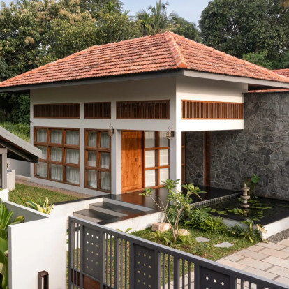 Ένα bungalow στην Κεράλα αποδεικνύει πως η αρχιτεκτονική «αναπνέει» όταν η φύση γίνεται μέρος του σπιτιού