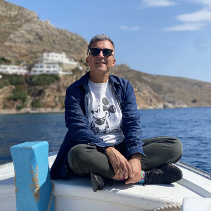 The Village Voice: Ο Κωστής Ζαφειράκης συμπλήρωσε τα 100 επεισόδια του «Κυριακή στο χωριό ξανά»