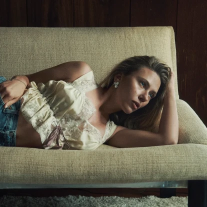 Η Scarlett Johansson ξαναβλέπει τις ταινίες της και αποκαλύπτει τις άγνωστες ιστορίες από τα γυρίσματα