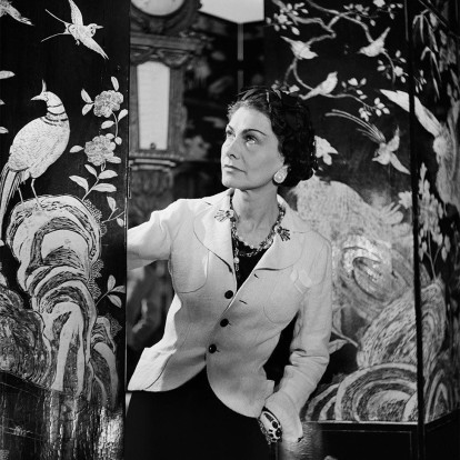 Coco Chanel: Σαν σήμερα γεννήθηκε η γυναίκα που καθόρισε τη μόδα
