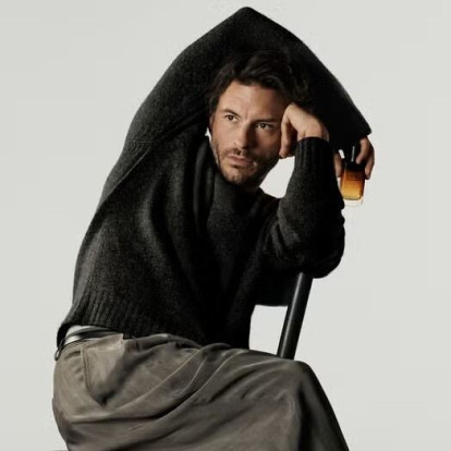 Ο Jonathan Bailey είναι το νέο πρόσωπο του Armani I Will
