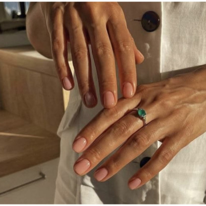 Italian Manicure: Το πιο chic κόλπο για να κάνετε τα νύχια σας να δείχνουν πιο μακριά