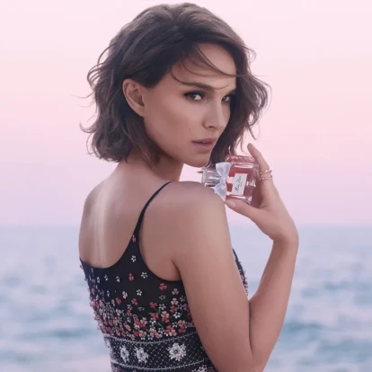 Η Natalie Portman πρωταγωνιστεί στη νέα καμπάνια του Miss Dior, όπου η ομορφιά συναντά τη δύναμη της θηλυκότητας