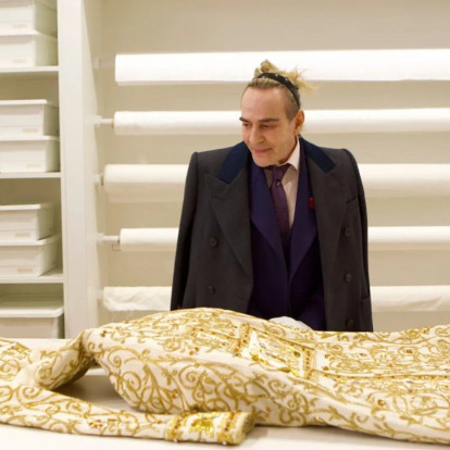Met Gala 2027: Γιατί η επιλογή του John Galliano έχει ήδη διχάσει τον κόσμο της μόδας;