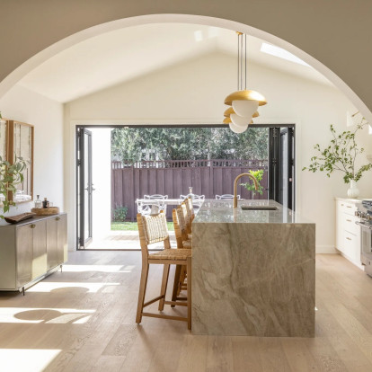 Η λευκή κουζίνα και οι νέοι κανόνες του interior design που τις φέρνουν και πάλι στο προσκήνιο