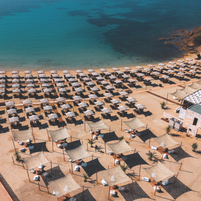 Το beach bar της Χαλκιδικής που δίνει ﻿έναν πιο πολυτελή τόνο στις καλοκαιρινές αποδράσεις ﻿δίπλα στη θάλασσα