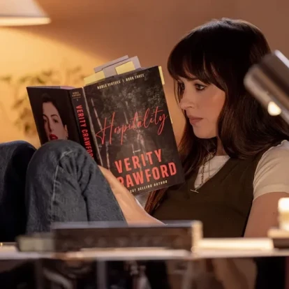 Το νέο trailer της ταινία “Verity” με την Anne Hathaway και τη Dakota Johnson ανεβάζει την ένταση