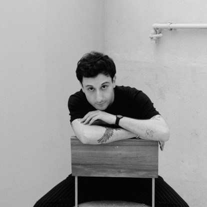 Face to Face με τον Κωνσταντίνο Σπυρόπουλο: «Αν η Biennale αλλάξει έστω και λίγο τον τρόπο που κοιτάμε τον τόπο, τότε έχει πετύχει κάτι ουσιαστικό»