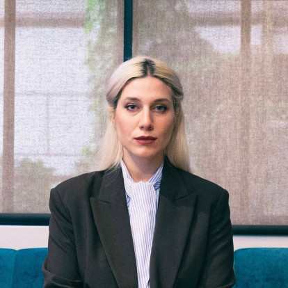 SKG Stories: Η Λίλη Αδρασκέλα πρωταγωνιστεί σε μια ανατρεπτική κωμωδία όπου το γέλιο γίνεται τρόπος να αντέξουμε τη σύγχρονη πραγματικότητα