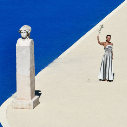 Η Ολυμπιακή Φλόγα άναψε και ετοιμάζεται να ταξιδέψει από την Ελλάδα στο Ντακάρ