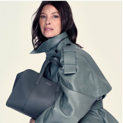 Η επιστροφή της Christy Turlington στον Giorgio Armani είναι το fashion comeback που δεν γνωρίζαμε ότι χρειαζόμασταν