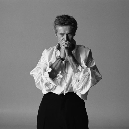 Ο Willem Dafoe φωτογραφίζεται και μιλά για την τέχνη, τη ζωή και την ανάγκη να παραμένει πάντα σε κίνηση