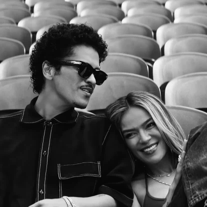 Η Karol G και ο Bruno Mars σε μία νέα συνεργασία που ονομάζεται “Still”