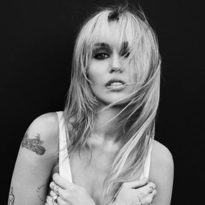 Η Miley κυκλοφορεί το videoclip του “Bass Persuades” σηματοδοτώντας μια νέα, πιο χορευτική εποχή