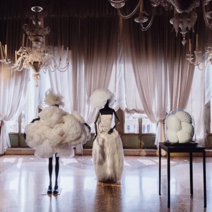 Η Fondazione Dries Van Noten παρουσιάζει το πρώτο της βιβλίο, ενώνοντας τη μόδα, την τέχνη, το design και τη χειροτεχνία