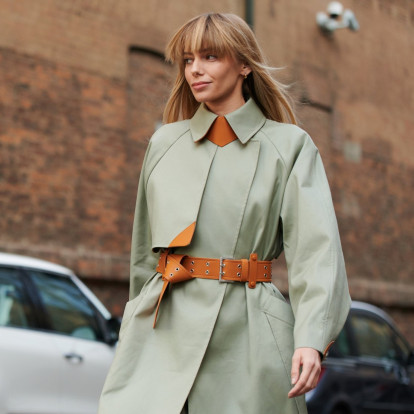 Όταν πέφτει η θερμοκρασία, αυτά είναι τα 6 stylish looks με καμπαρντίνα που επιλέγουμε
