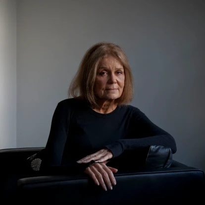 Gloria Steinem: Έφυγε από τη ζωή στα 92 της η γυναίκα που έμαθε στις άλλες γυναίκες να μη σωπαίνουν