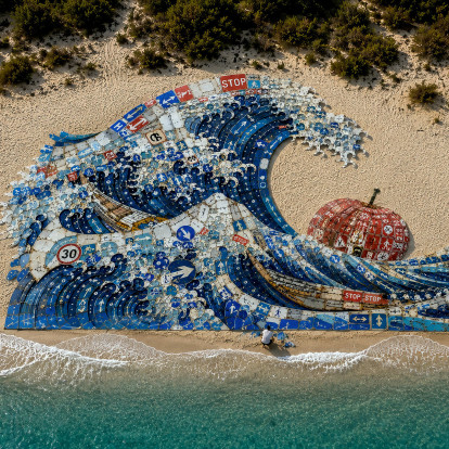 Urban Pixel: Το Μεγάλο Κύμα του Hokusai ξαναγεννιέται στη Σαρδηνία μέσα από παλιά σήματα