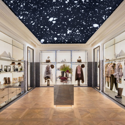 Ο οίκος Moncler άνοιξε στη Νέα Υόρκη το μεγαλύτερο κατάστημά του παγκοσμίως, μετατρέποντας το shopping σε μία immersive εμπειρία